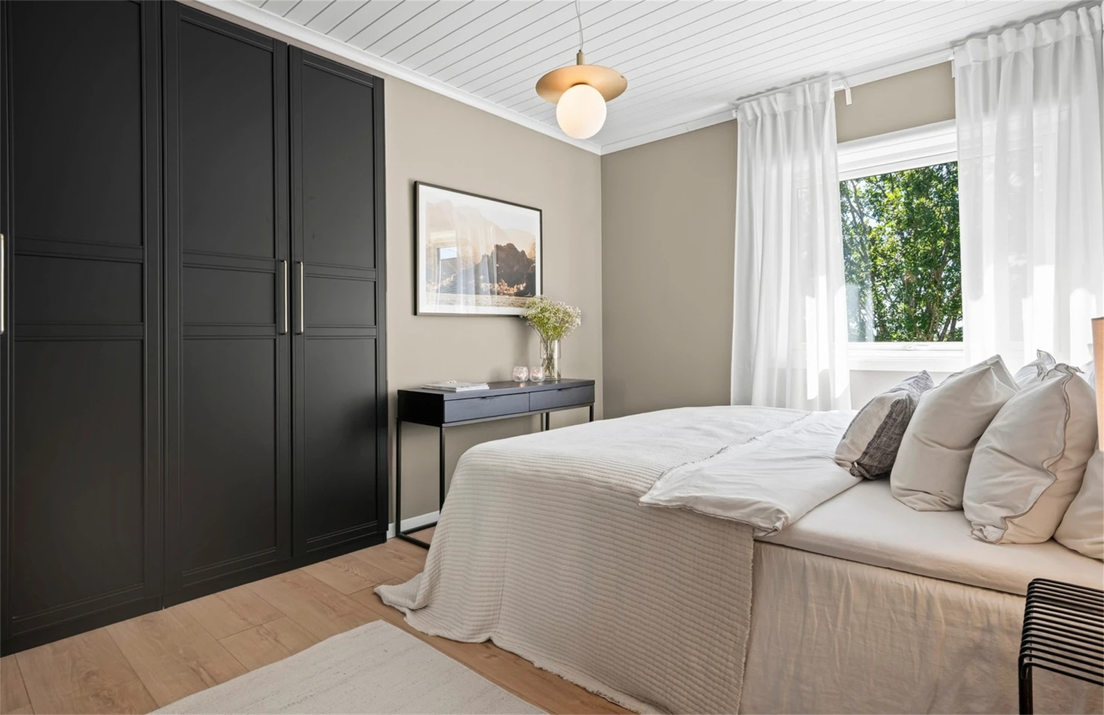 Boligens hovedsoverom. Meget romslig med gode møbleringsmuligheter. Garderobeskap medfølger. Galleribilde