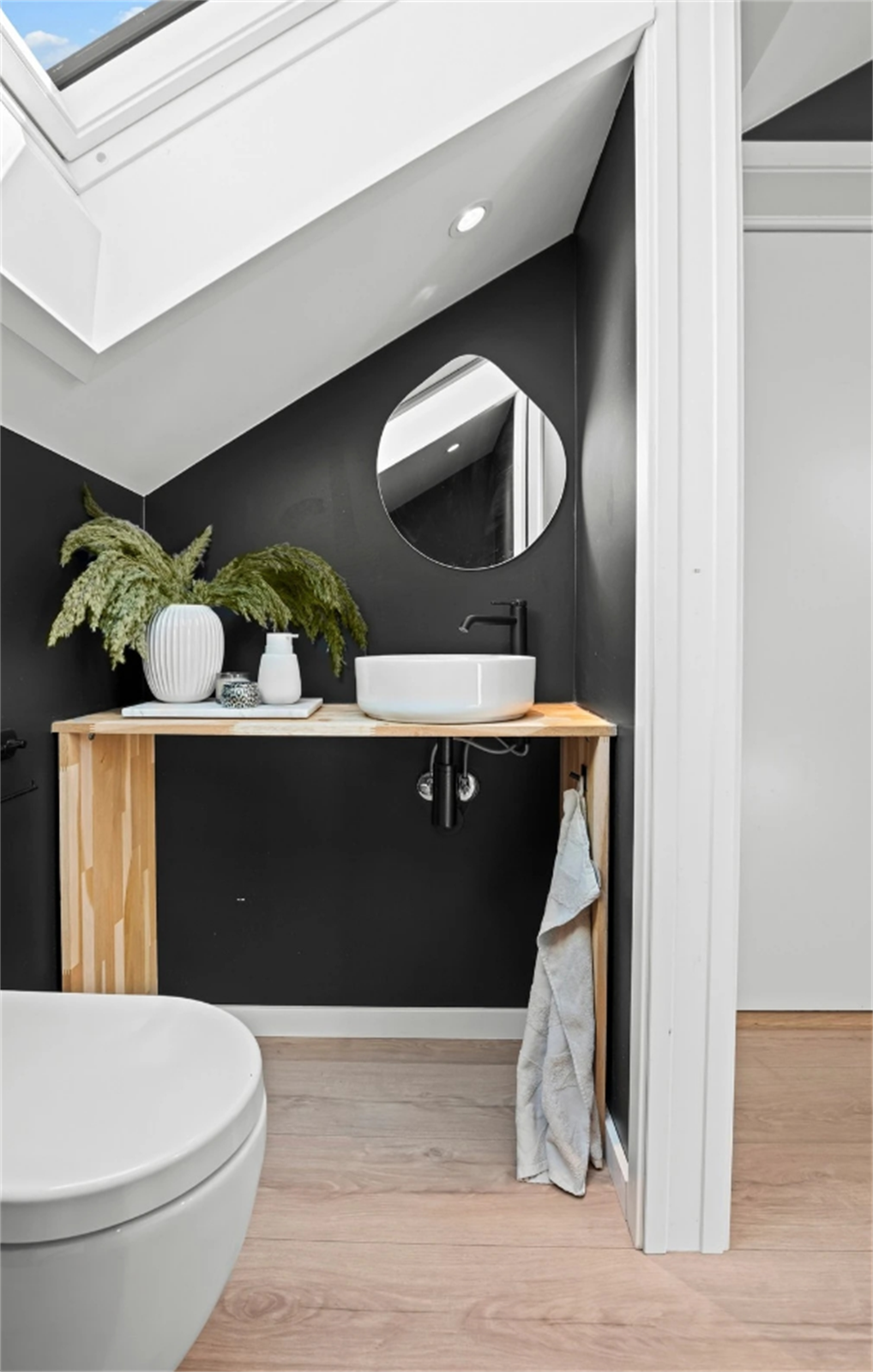 Gjestetoalett i loftetasjen er innredet med servant, vegghengt toalett og har opplegg til vaskemaskin. Vaskemaskin her medfølger. Galleribilde