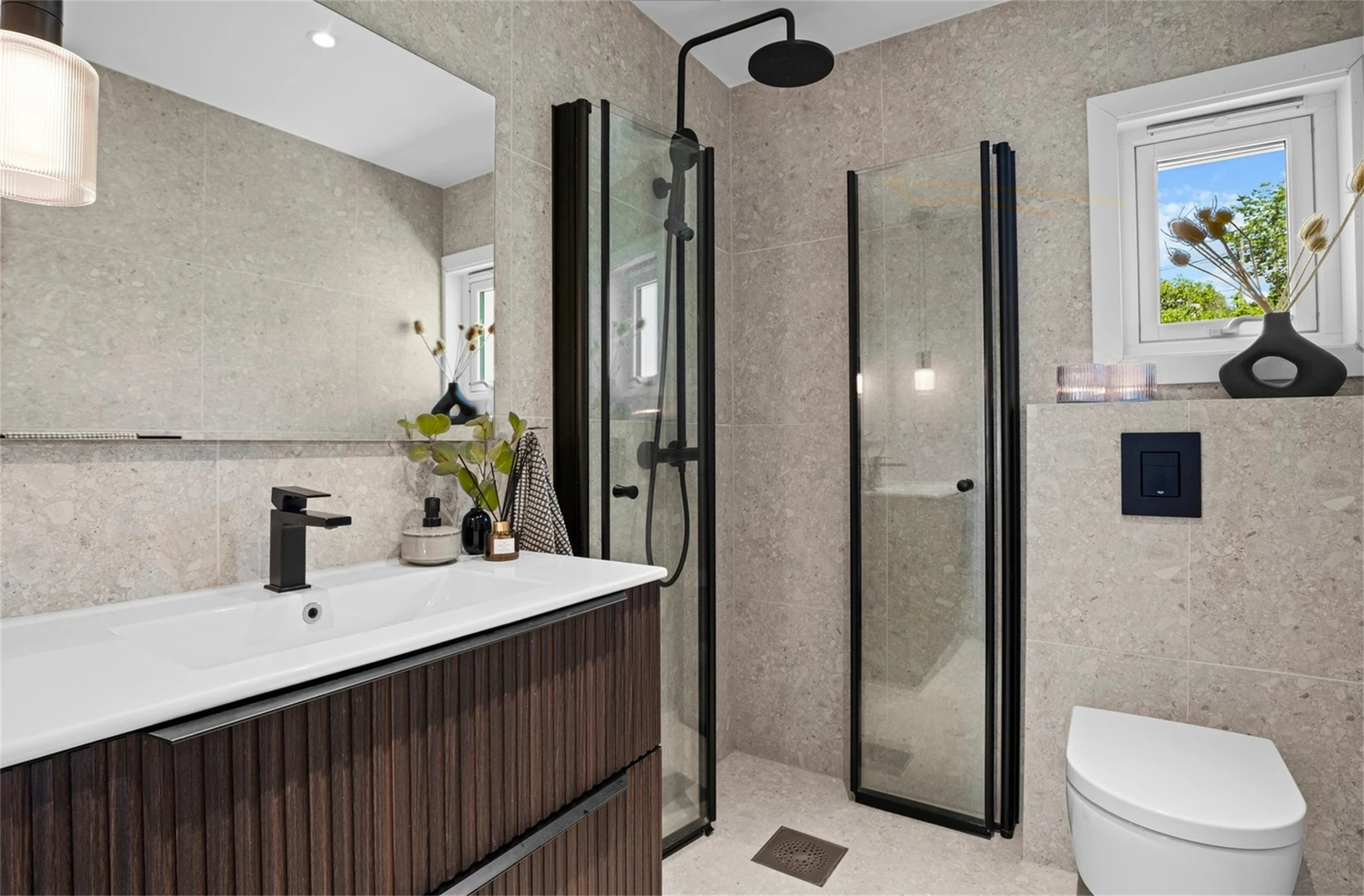 Delikat flislagt baderom med gulvvarme. Galleribilde