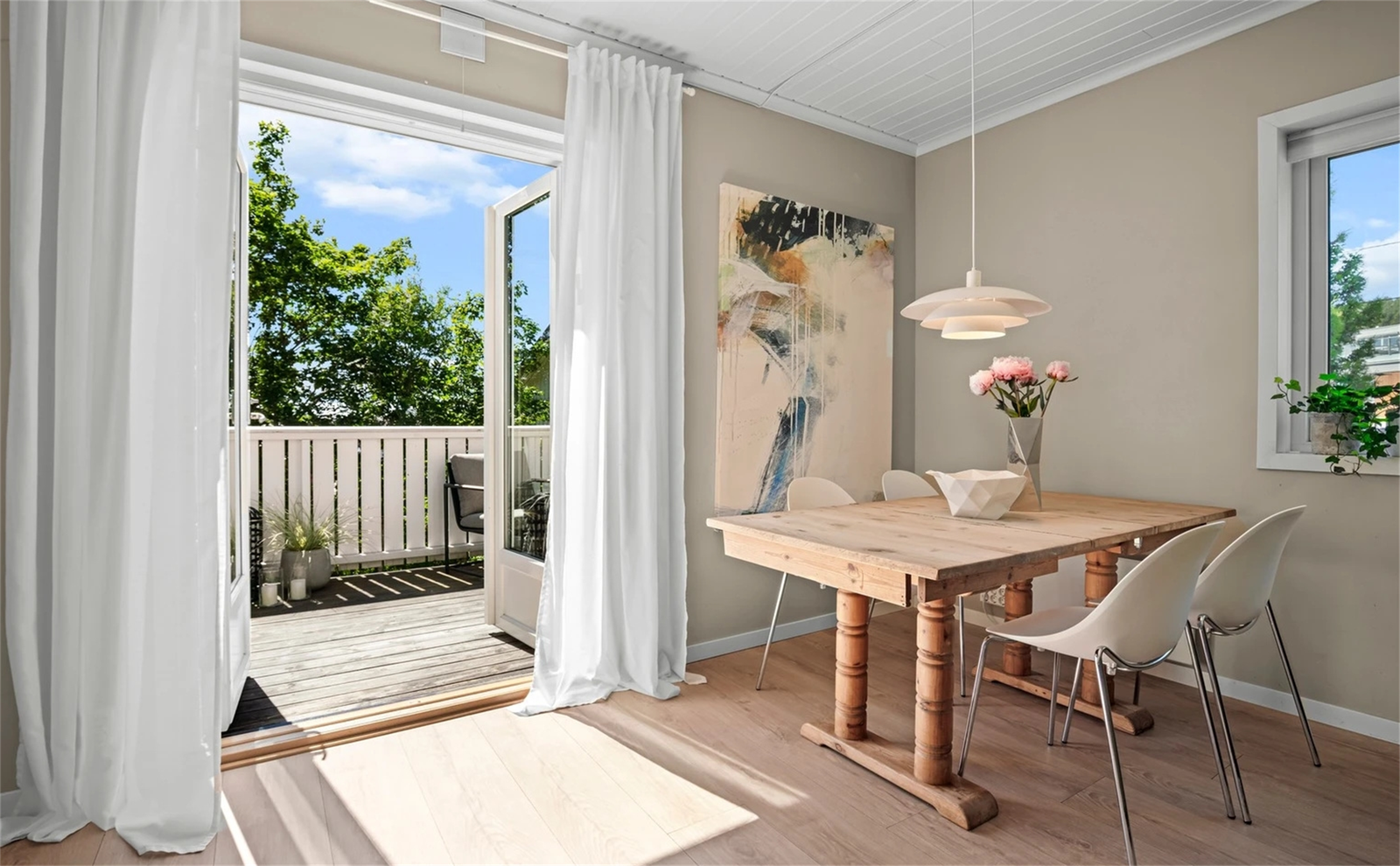 Store vindusflater som slipper inn rikelig med dagslys. Galleribilde