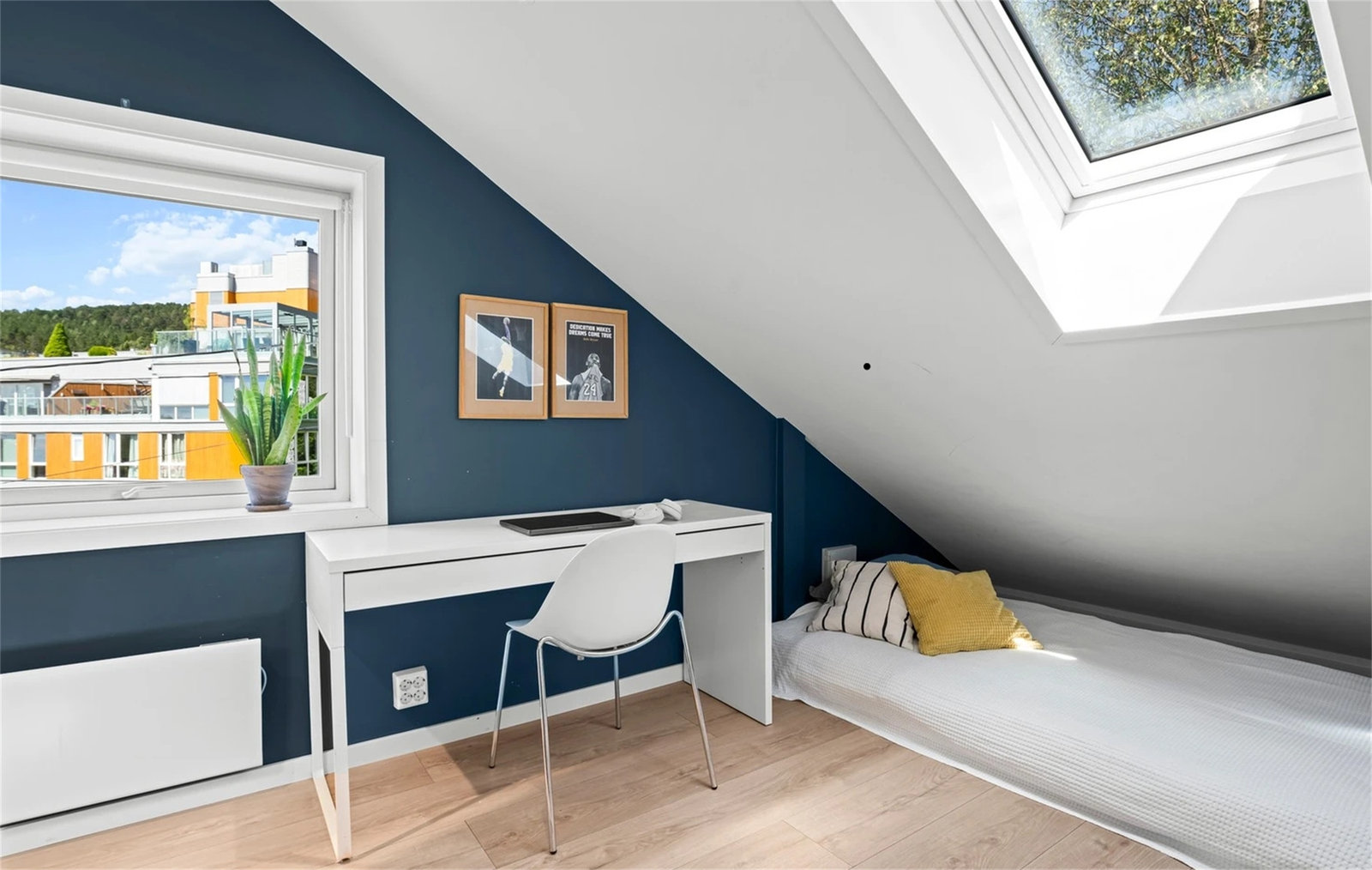 Soverommet i andre etasje er per i dag delt i to med lettvegg. Passer utmerket som barnerom. Galleribilde