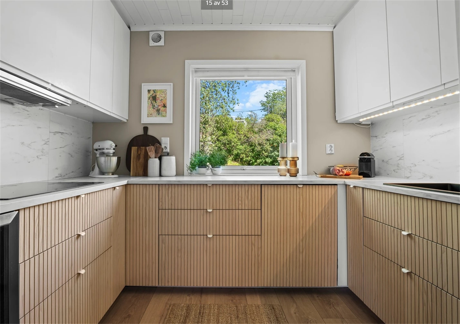 Flott kjøkken med moderne innredning. Galleribilde