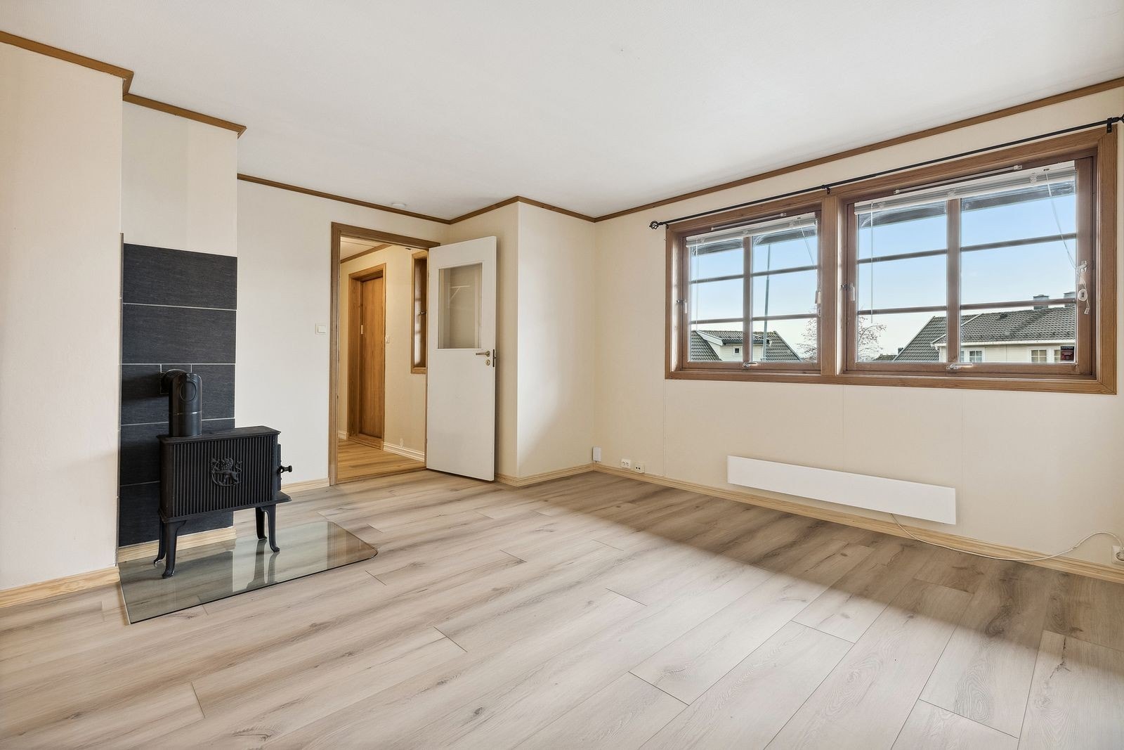 Stuen er romslig og har en vedovn som varmer godt. Store vinduer gir godt med lysinnslipp Galleribilde