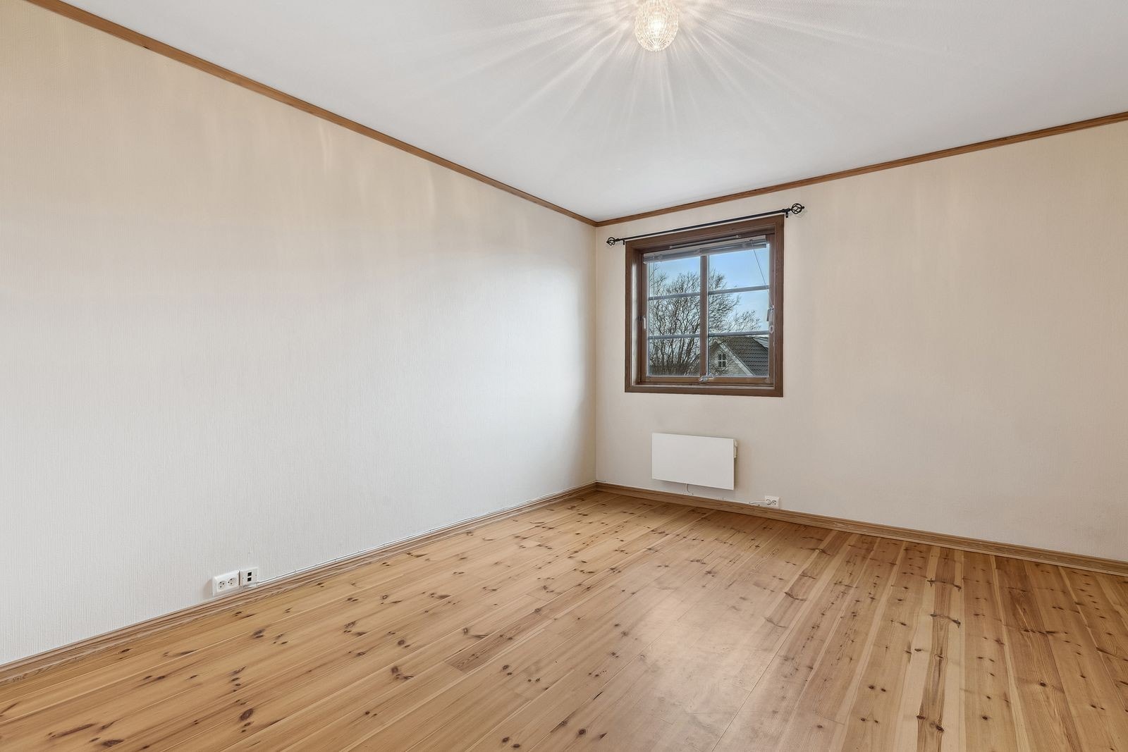 Soverommet er av god størrelse og har garderobeskap Galleribilde