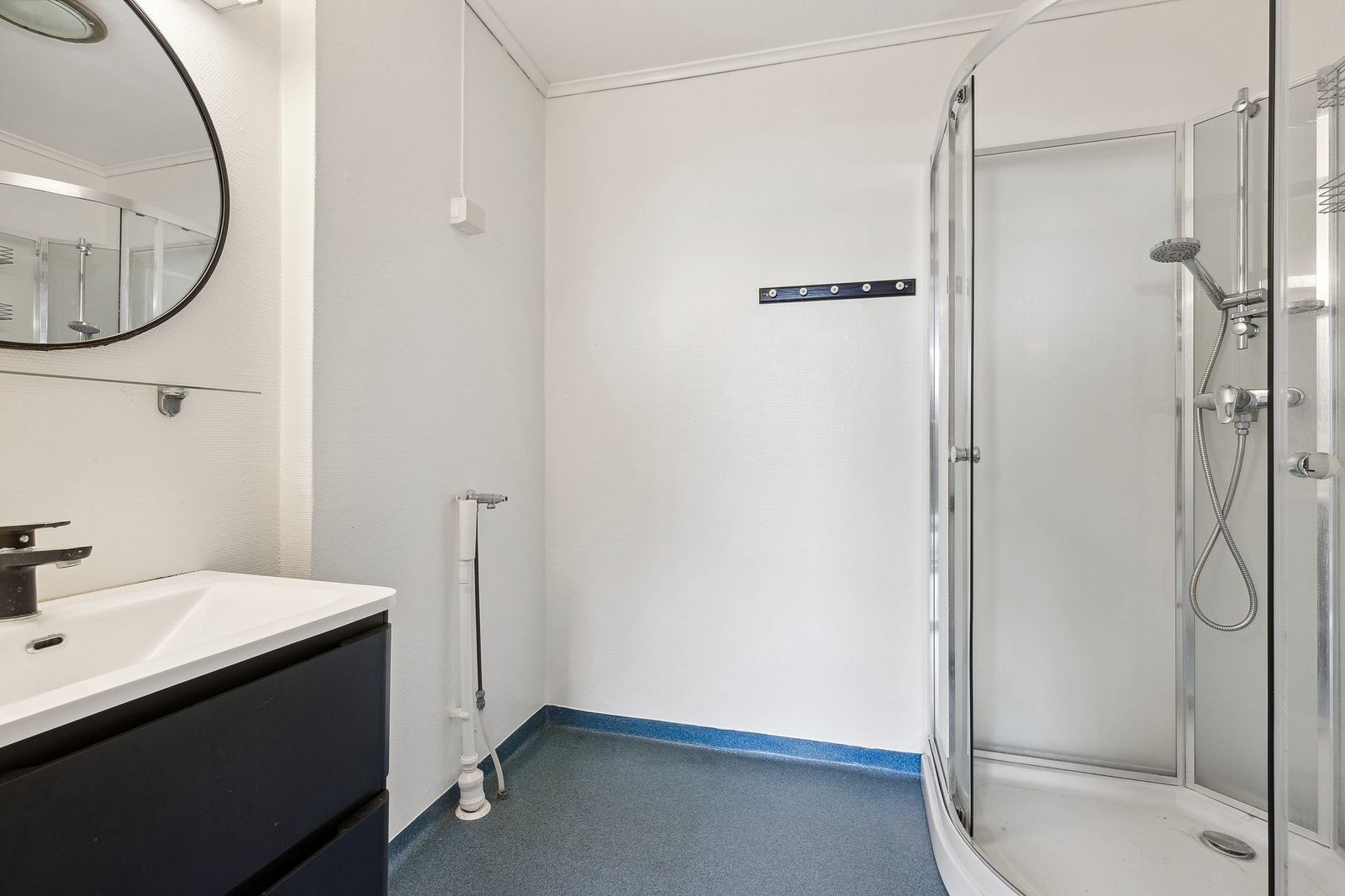 Bad med dusjkabinett og opplegg for vaskemaskin Galleribilde