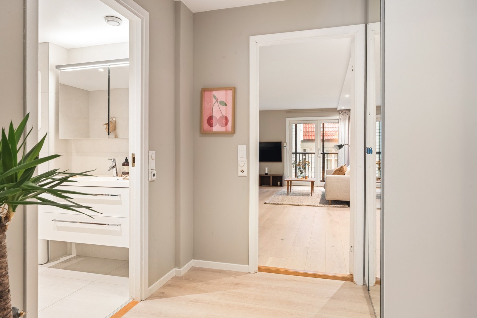 Fra entré er det enkel adkomst videre til leilighetens rom. Galleribilde