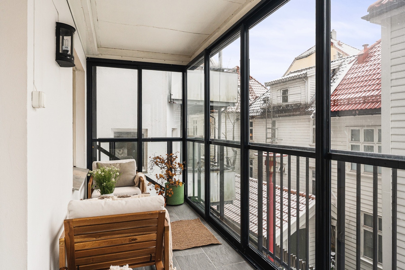 Med skyvbare glass kan balkongen enkelt tilpasses årstid og vær, og brukes som en lun og naturlig forlengelse av oppholdsrommet gjennom hele året. Galleribilde