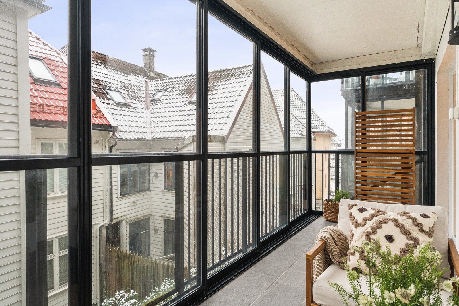 Stuen har direkte adkomst til en solrik og innglasset balkong på 8,3 kvm, som gir et fint tillegg til oppholdsrommet. Galleribilde