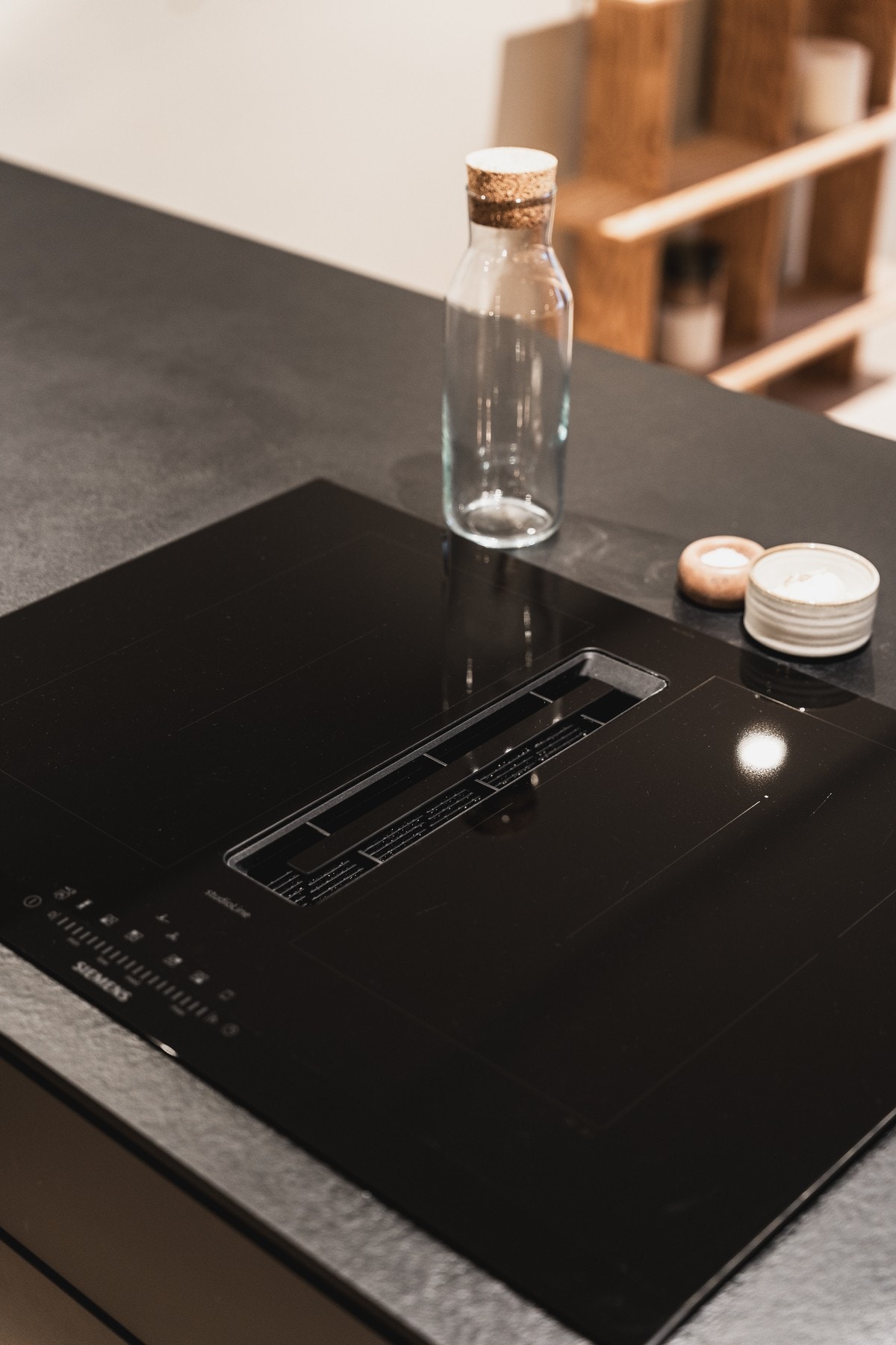 Induksjonstopplaten har integrert avtrekk for en diskret og effektiv ventilasjonsløsning. Galleribilde