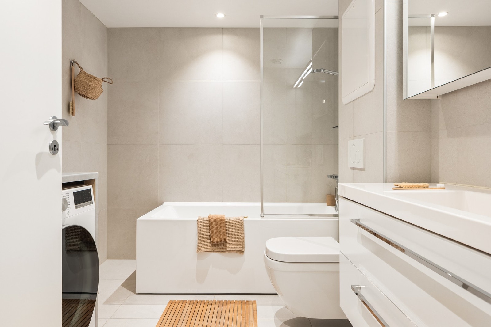 Baderommet er helfliset og delikat utformet, med wc og varme i gulvet for ekstra komfort Galleribilde