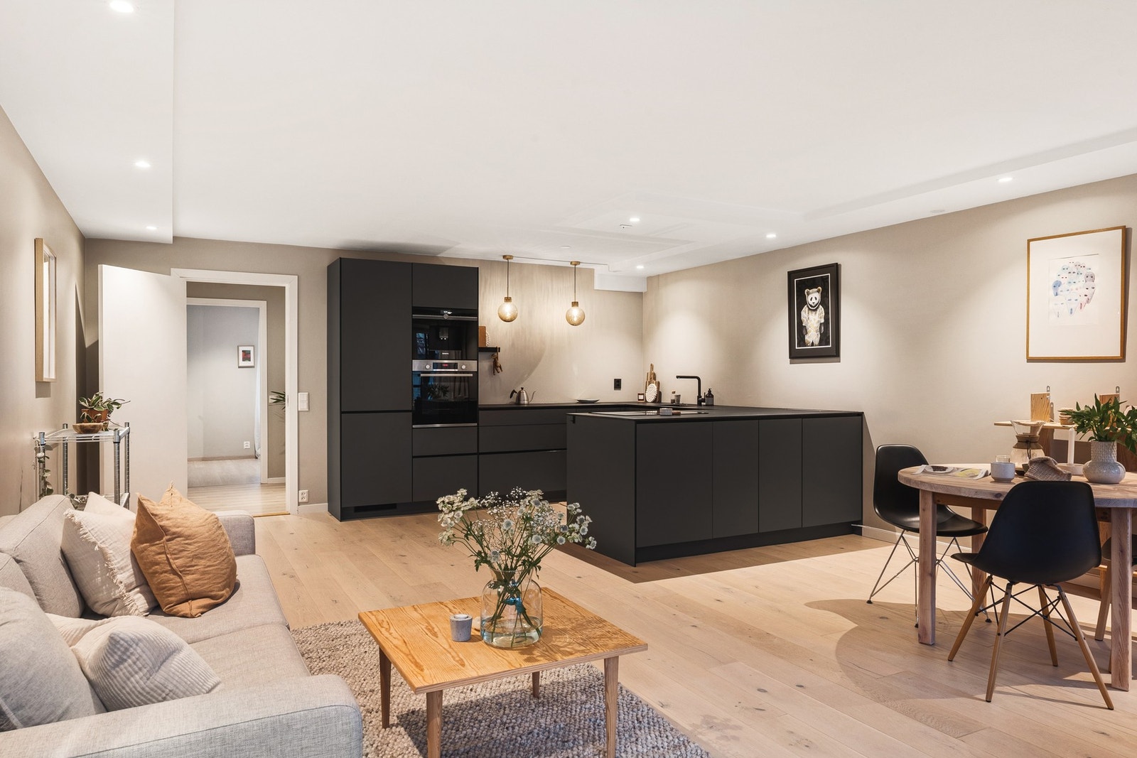 Rommet har en åpen og sosial utforming som skaper en naturlig møteplass. Galleribilde