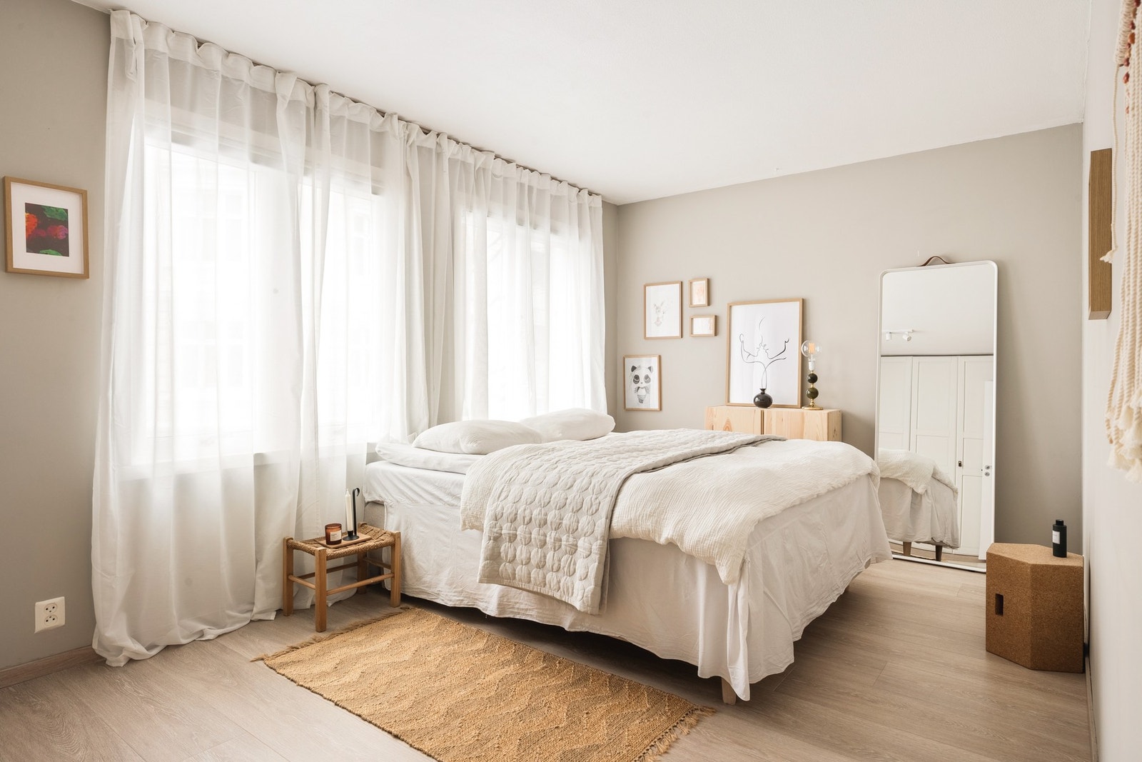 Hovedsoverommet er stort og luftig på ca. 14,7 kvm, med god plass til dobbeltseng og nattbord. Galleribilde