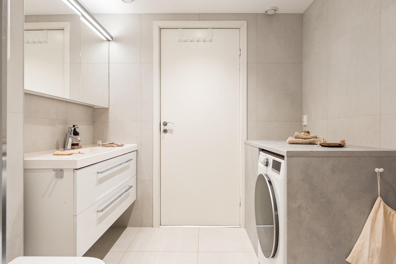 Baderommet er tilrettelagt med praktisk opplegg for vaskemaskin, som gir en smart og funksjonell løsning i hverdagen. Galleribilde