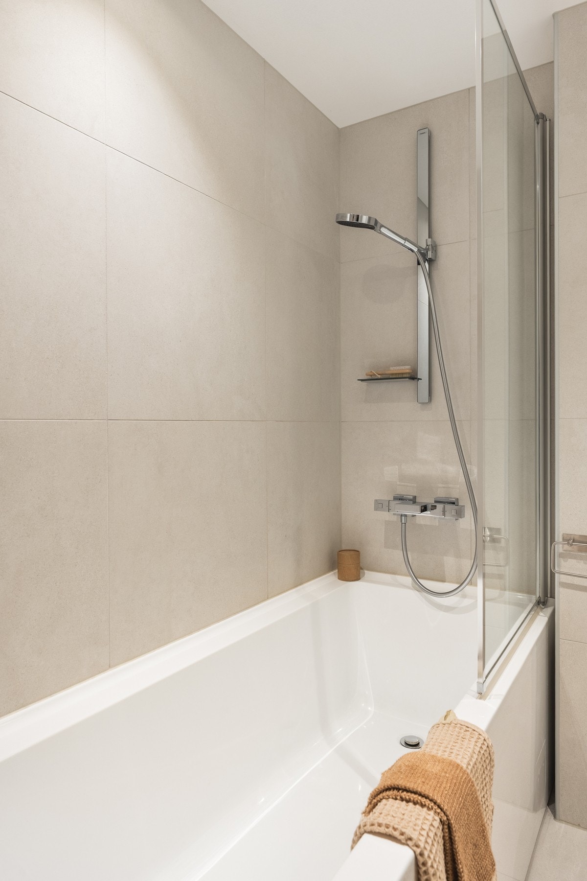 Stilrent badekar med praktisk, innfelt dør i herdet glass. Galleribilde