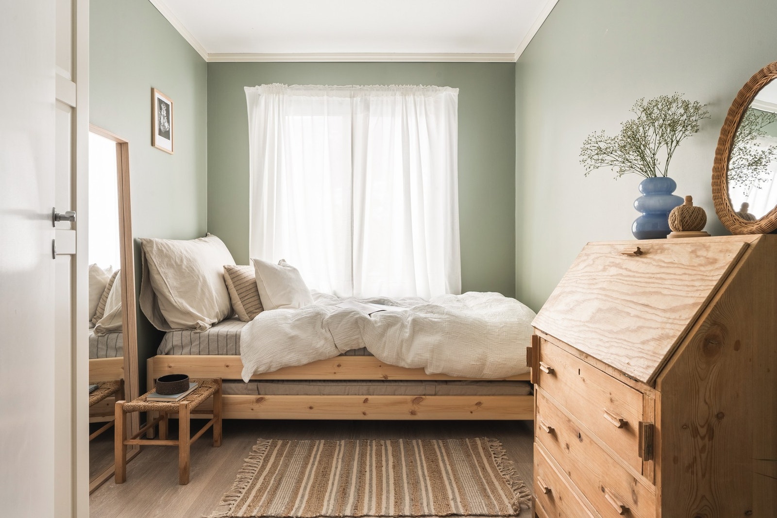 Soverom nummer to på 6,5 kvm byr på god plass til enkeltseng og mindre møbler, og fremstår som et lyst, hyggelig og funksjonelt rom. Galleribilde