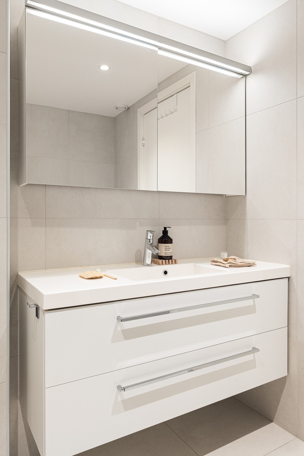 Gode kvaliteter som baderomsinnredning med heldekkende vask, overskap med speilfronter og belysning. Galleribilde