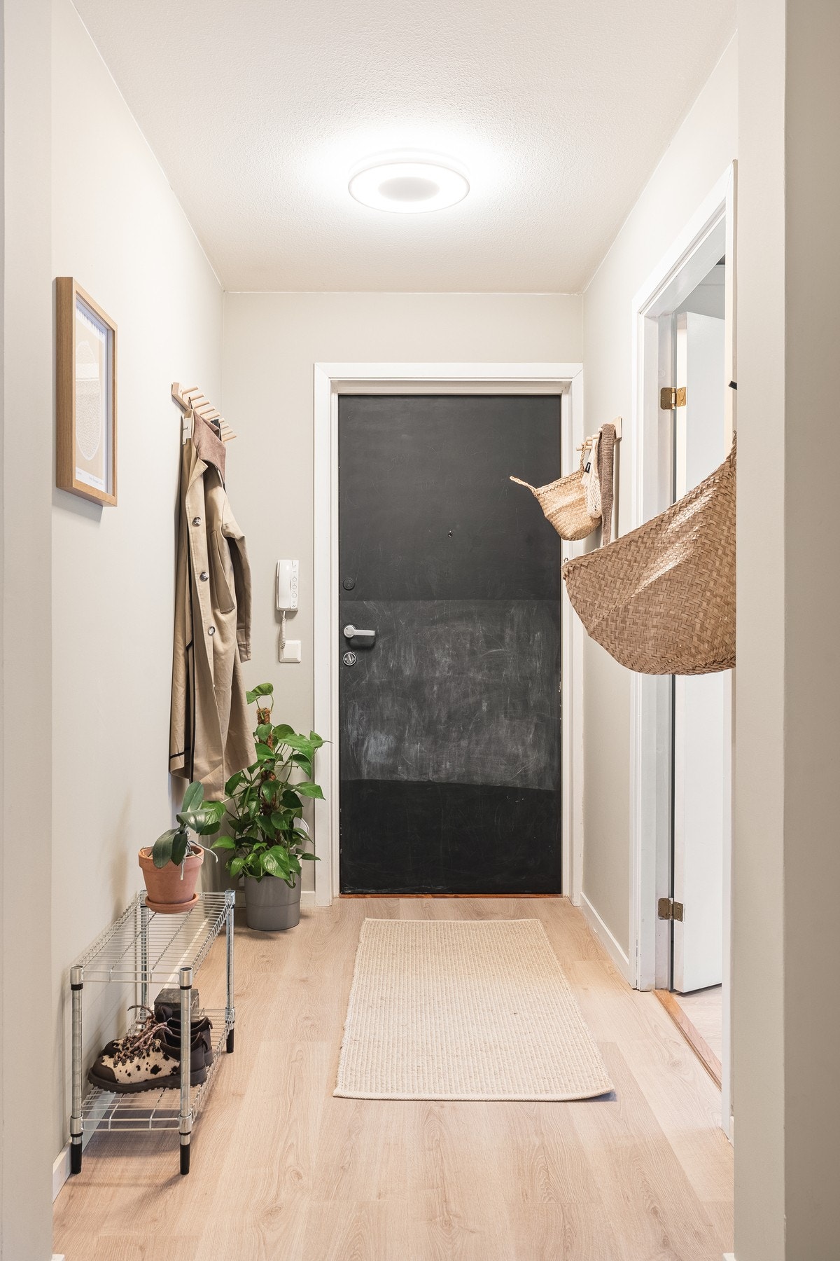 Romslig entré på 8,6 kvm med 1-stavs laminatgulv og slette, malte flater i både vegger og himling. Galleribilde