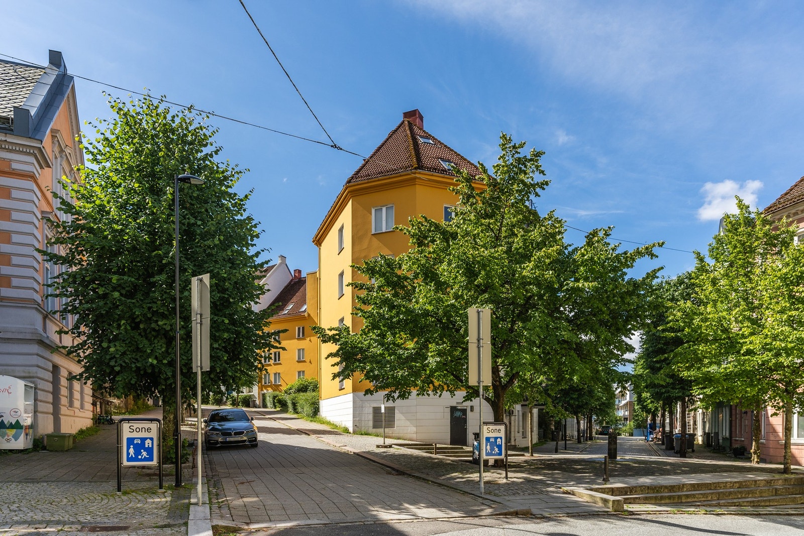 Dagligvarebutikken Meny Støletorget ligger ca. 500 meter unna. Galleribilde