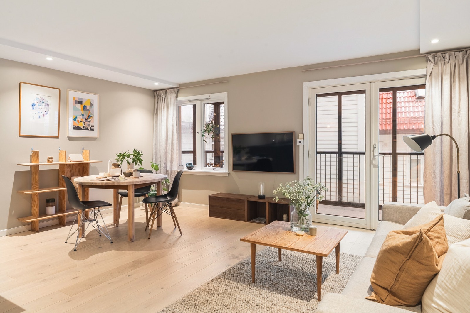 Innbydende stue med 1-stavs parkett på gulv samt slette, malte vegger og himling. Galleribilde