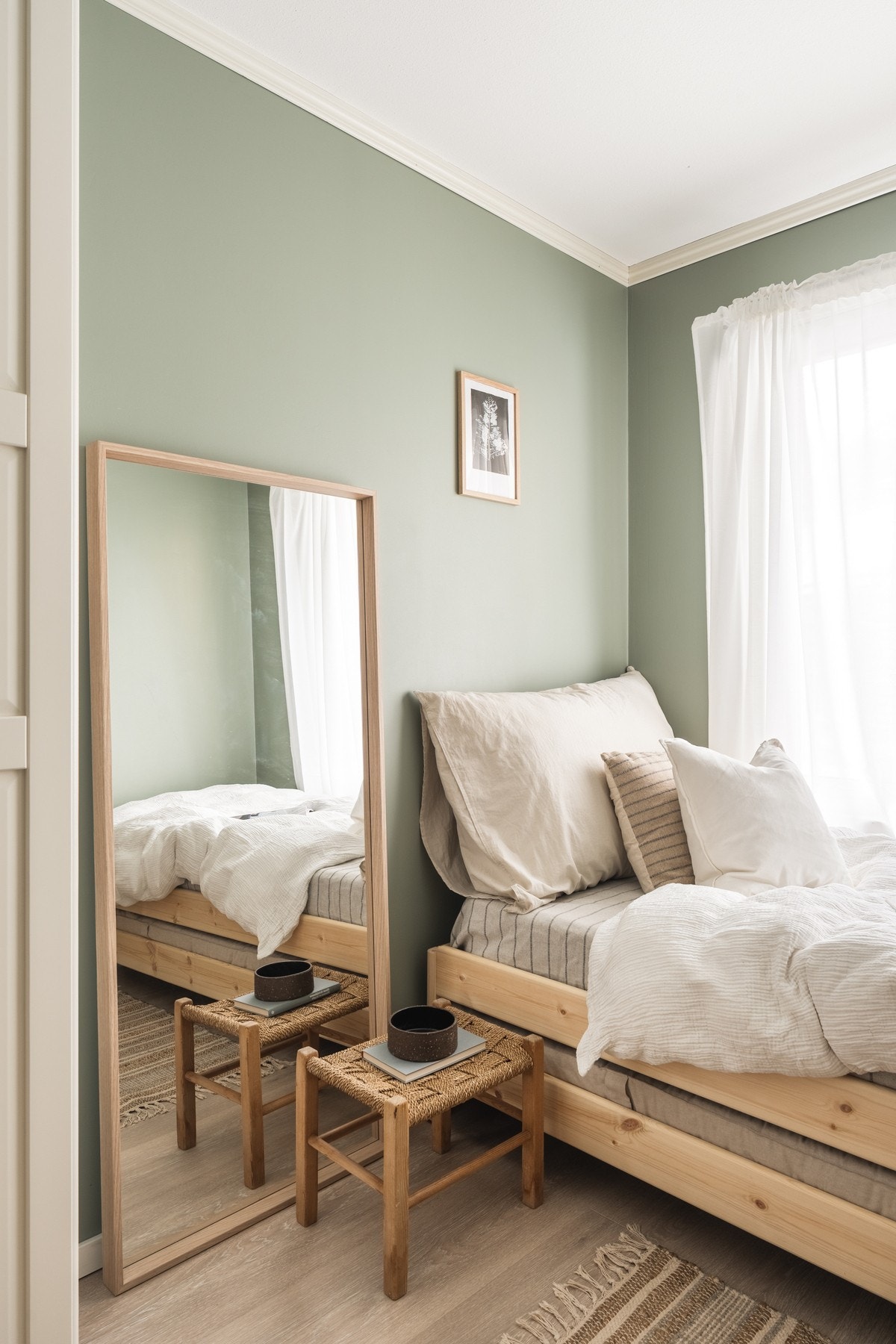 Store vindusflater slipper inn rikelig med dagslys og gir rommet en lys, luftig og innbydende atmosfære. Galleribilde