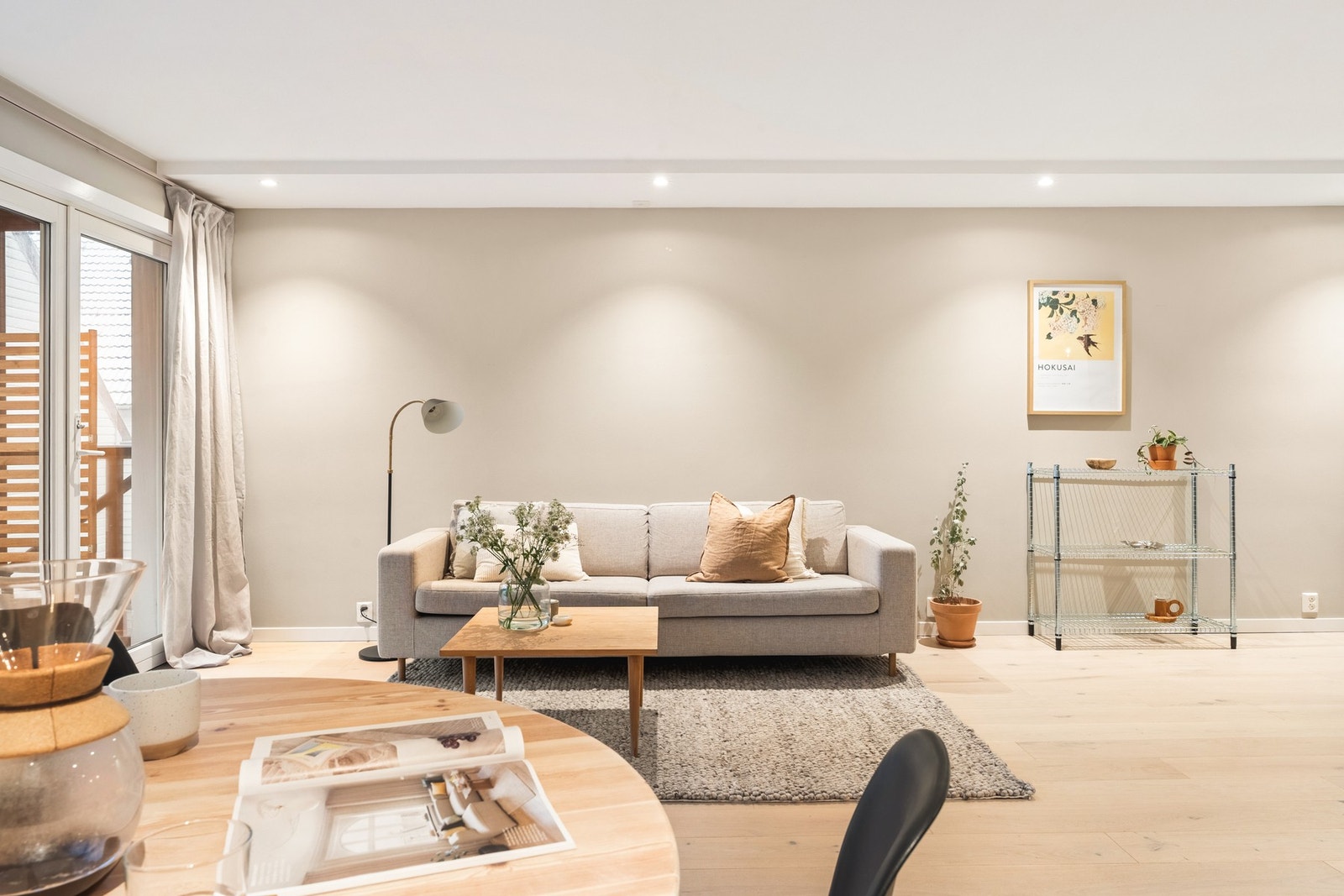 Med sine ca. 35 kvm er det god plass til innredning med både sofa- og spisegruppe. Galleribilde