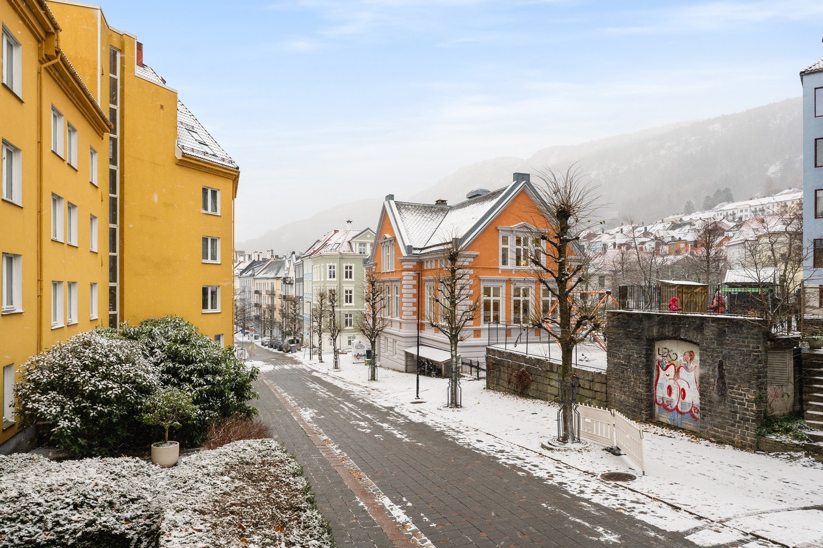 Soverommene byr på hyggelig utsikt mot gågaten og Sandviksfjellet. Galleribilde