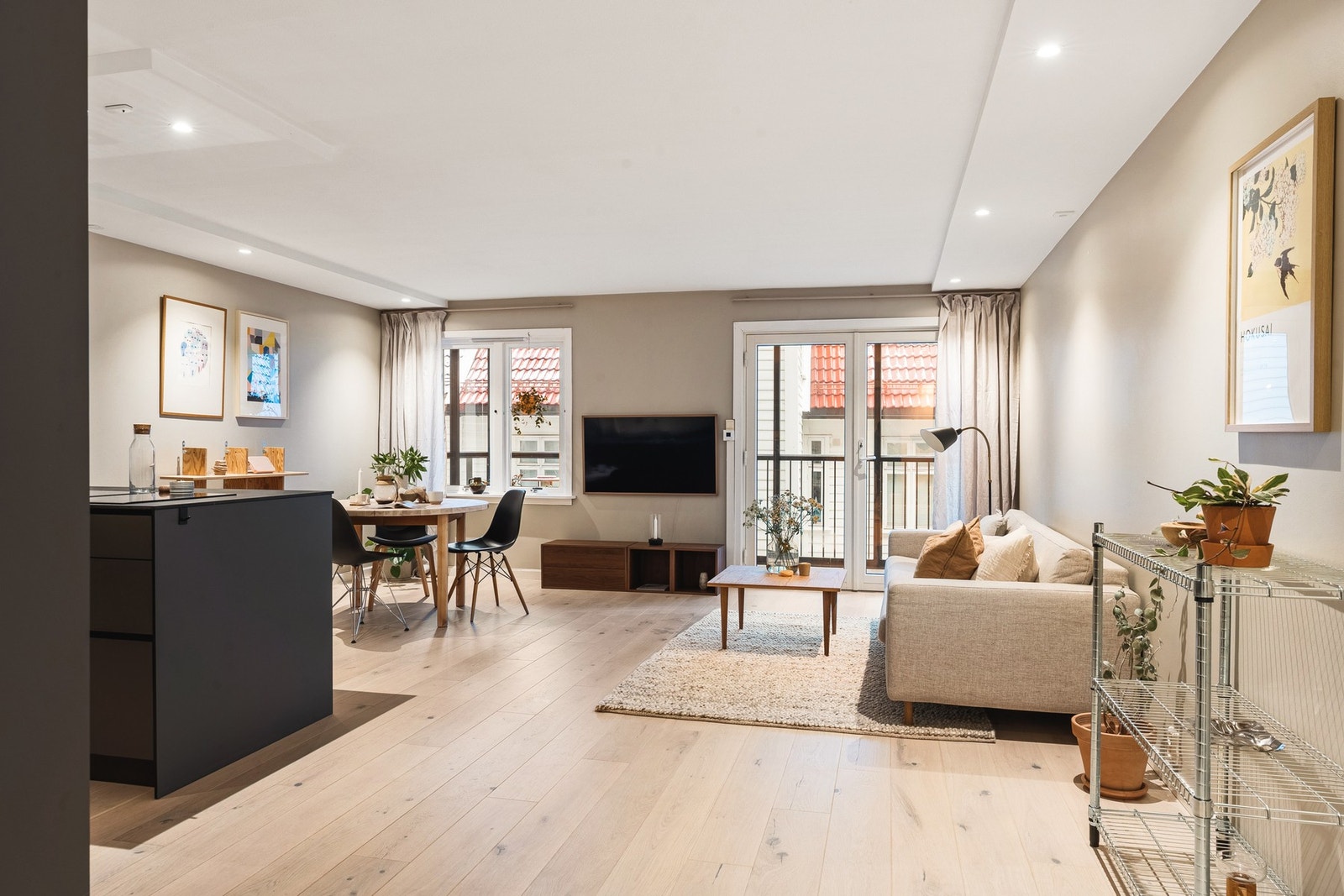 Store vindusflater i front slipper inn rikelig med naturlig lys og skaper en lys og behagelig atmosfære Galleribilde