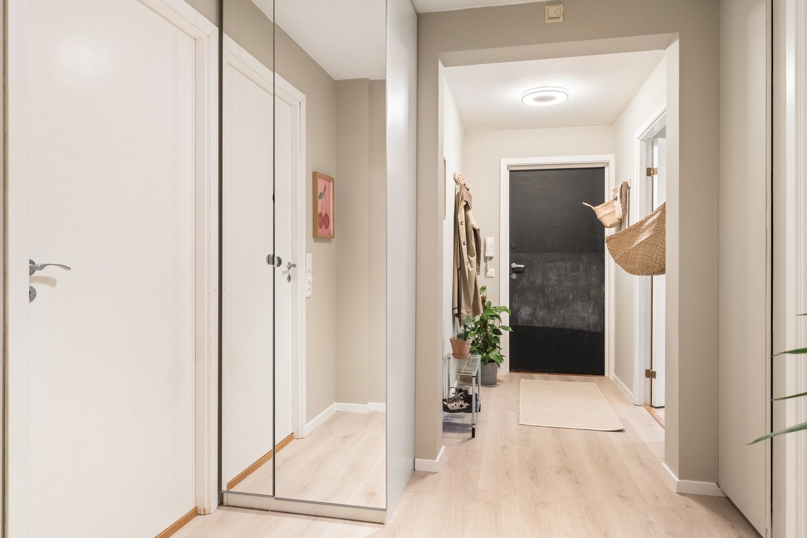 Entréen gir gode muligheter for plassering av garderobeskap og praktisk oppbevaring. Galleribilde