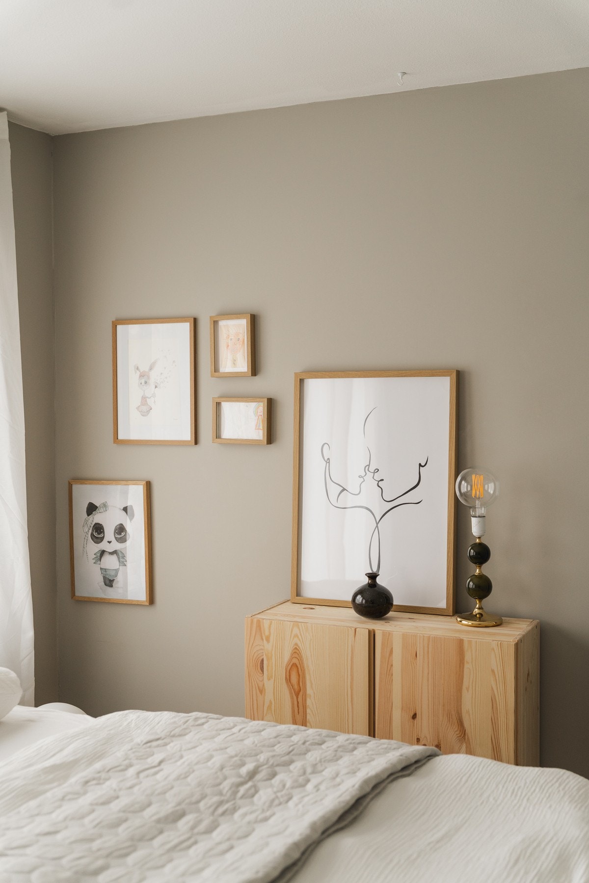 Rommet har 1-stavs laminat på gulv samt slette, malte vegger og himling. Galleribilde