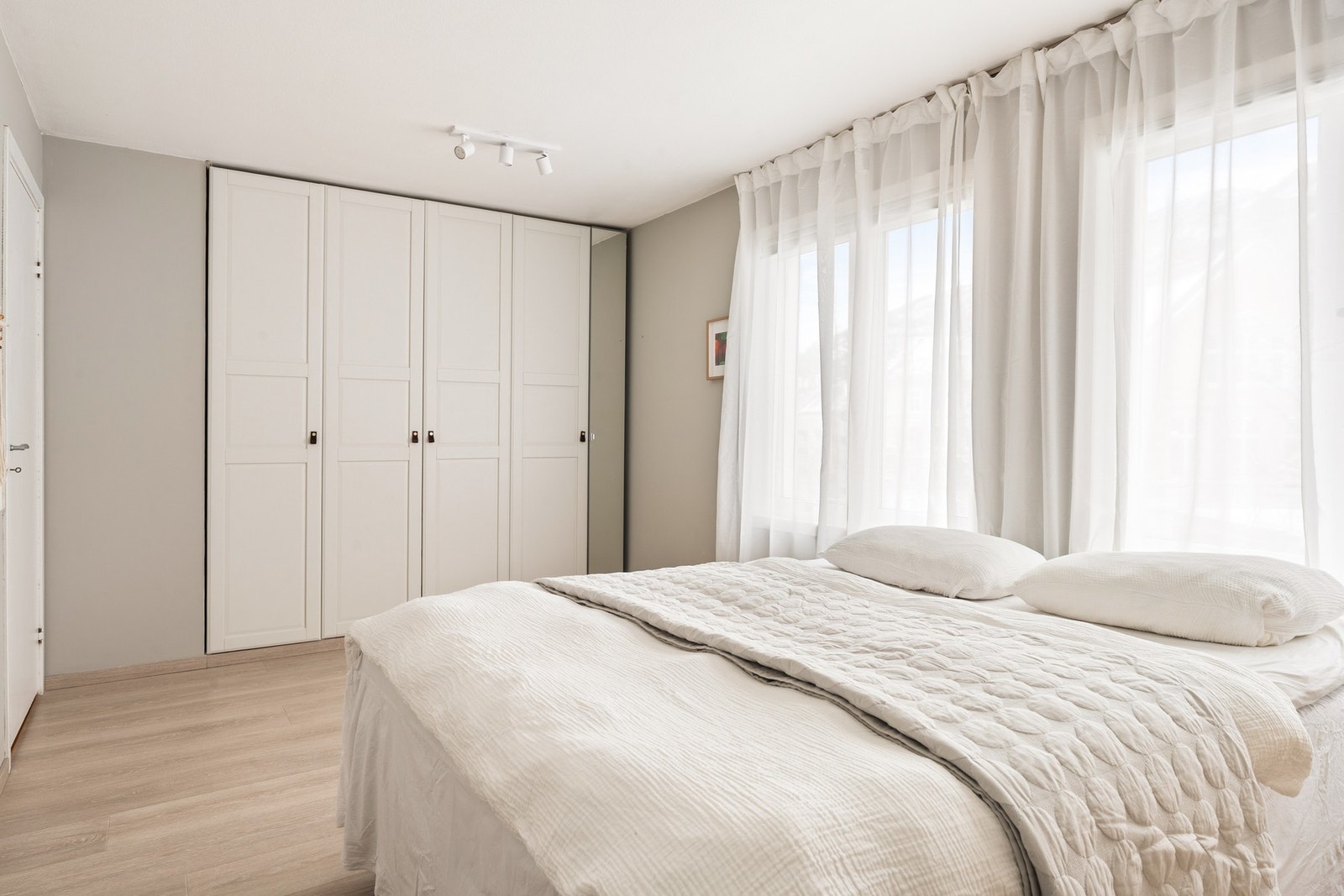 Rommet har romslig skapinnredning fra gulv til tak, som sikrer gode oppbevaringsmuligheter. Galleribilde