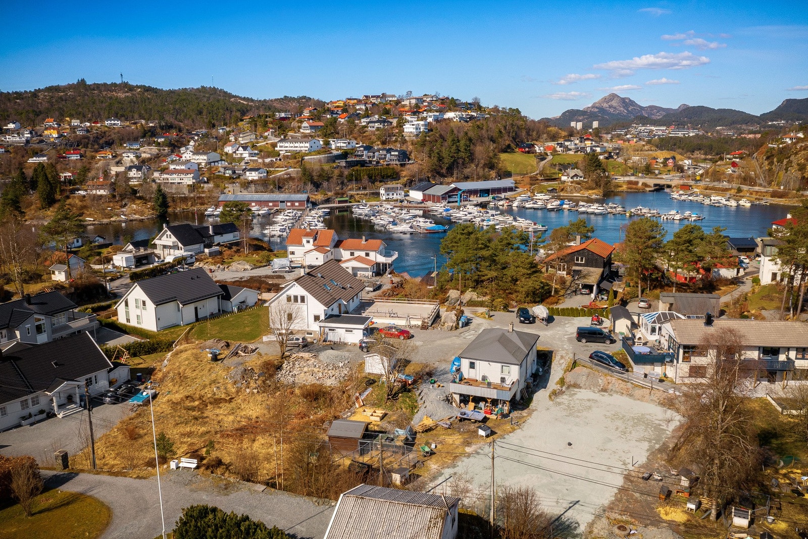Eiendommen har en sentral beliggenhet like nord for det som regnes som Søreide sentrum, i nærheten av Søreide skole og Søreidhallen. Galleribilde
