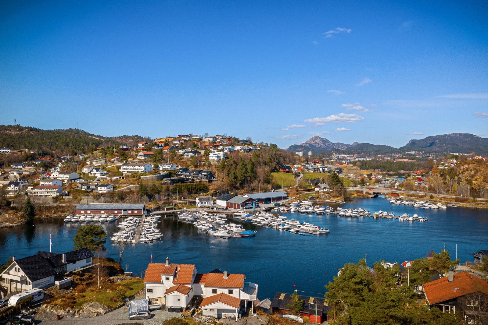 Søreide skole ligger ca. 5 minutters gange øst for eiendommen, og de snakker om ny ungdomsskole på den tidligere skoletomten ved Kiwi-butikken, ca. 10 minutters gange unna. Galleribilde