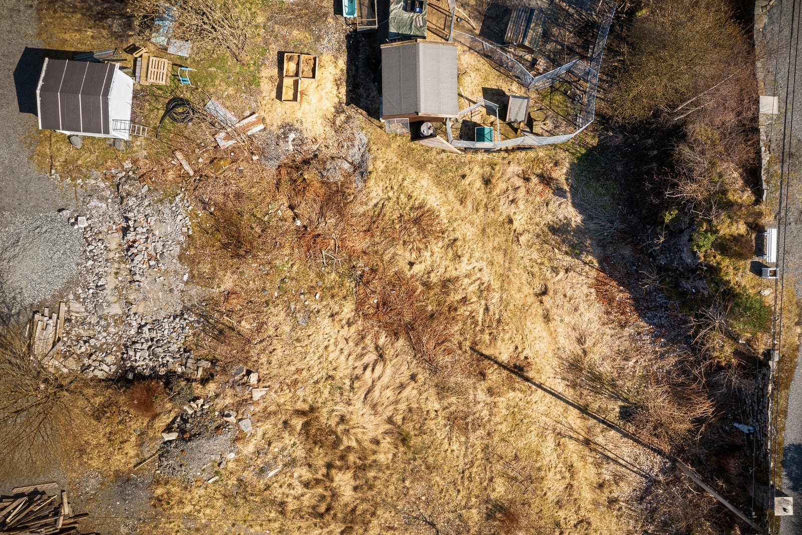 Området byr på et godt utvalg servicetilbud med Coop Extra på Søreide, Kiwi på motsatt side av veien, samt Meny og Rema 1000 ved Dolviken terminal. Galleribilde