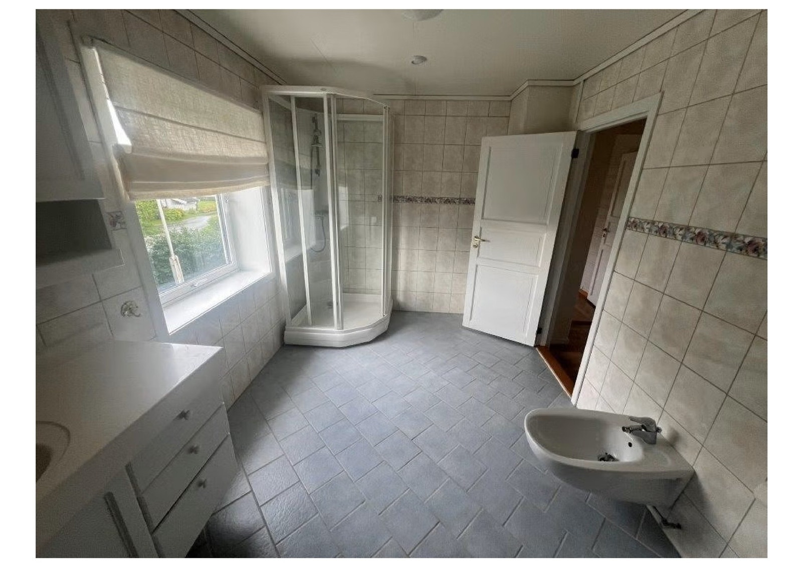 Bad utstyrt med gulvvarme, badekar, bidé og dusj med dusjkabinett. Galleribilde