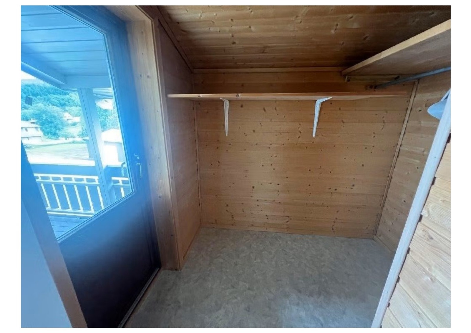 Bod med lagringsmuligheter, og utgang til balkong i 2 etasje Galleribilde