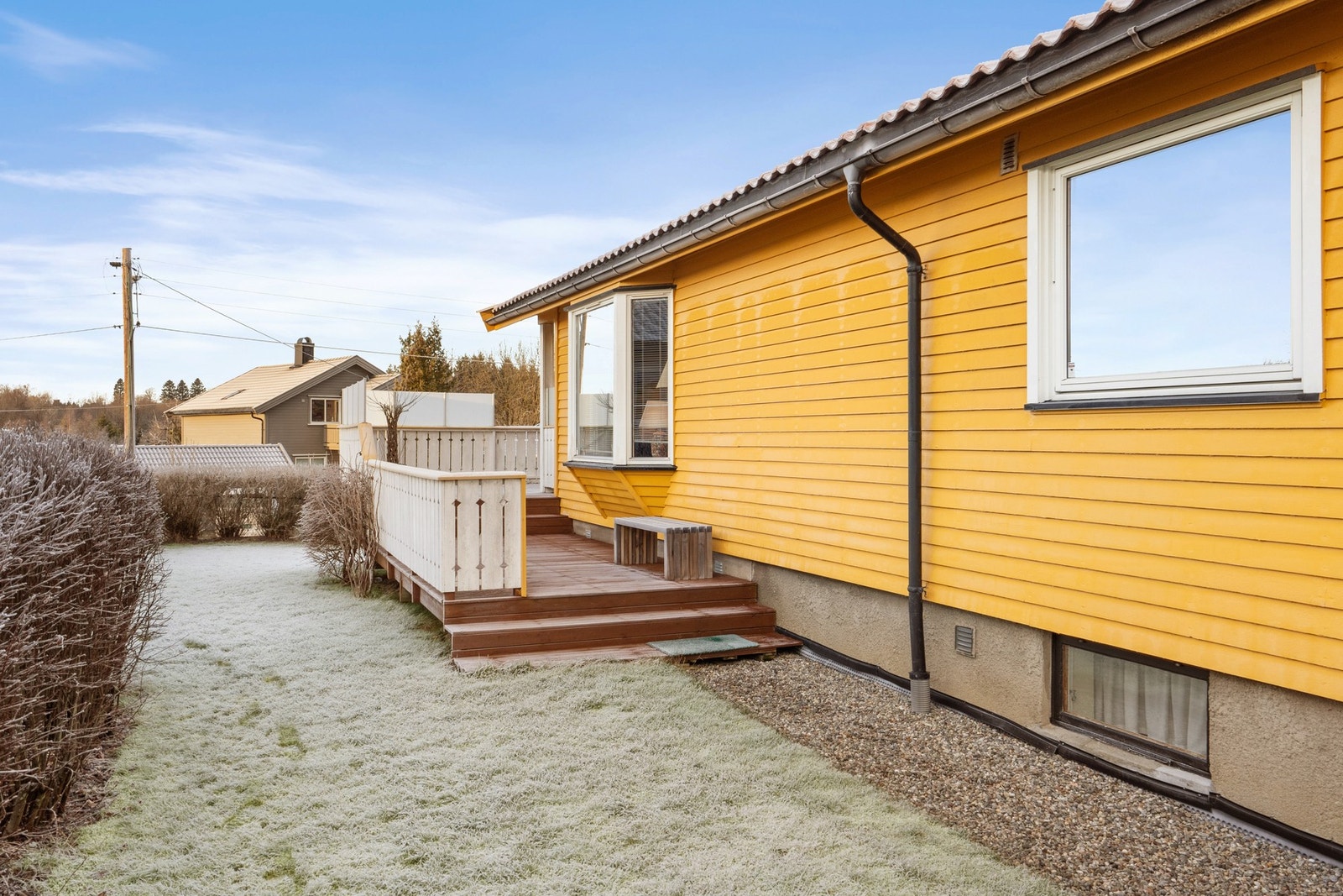 Skjermet hage med fin uteplass og lite innsyn Galleribilde