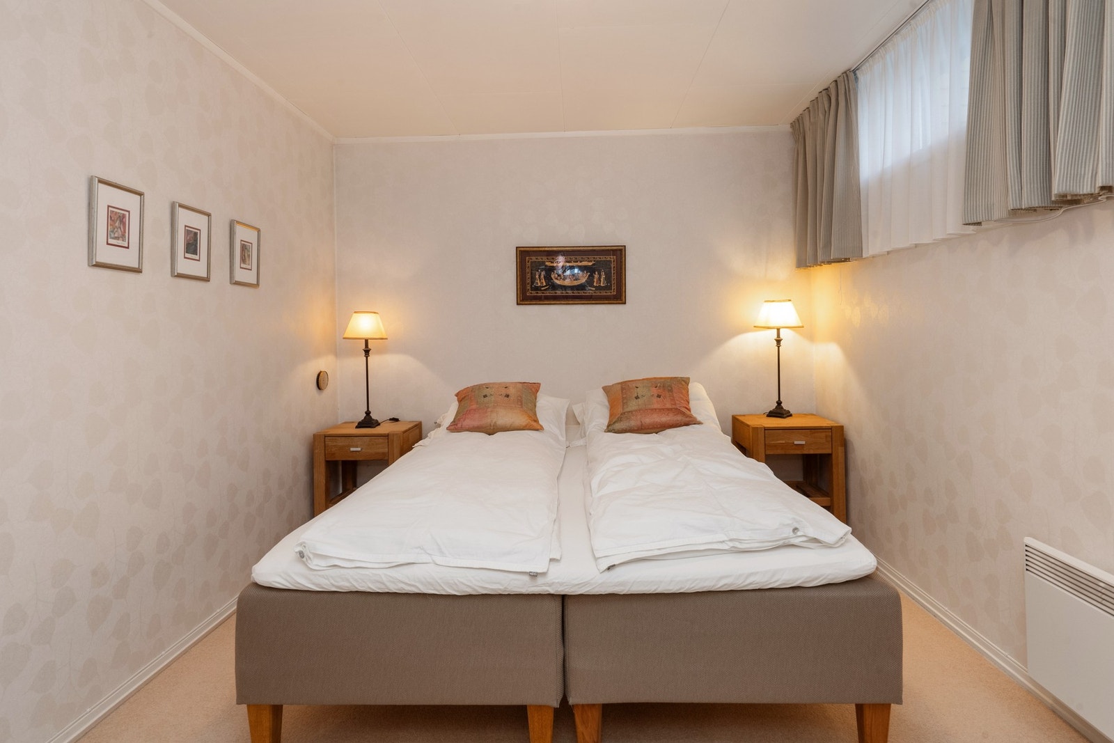 Soverommet i underetasjen er ikke omsøkt og har for små vinduer i dag til å være godkjent som soverom Galleribilde