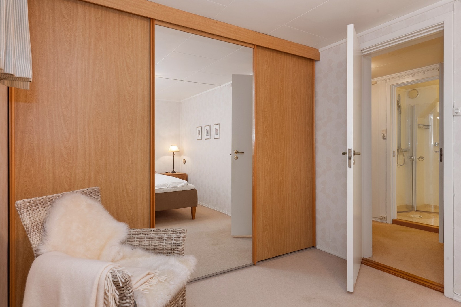 Det er godt med garderober i rommet Galleribilde