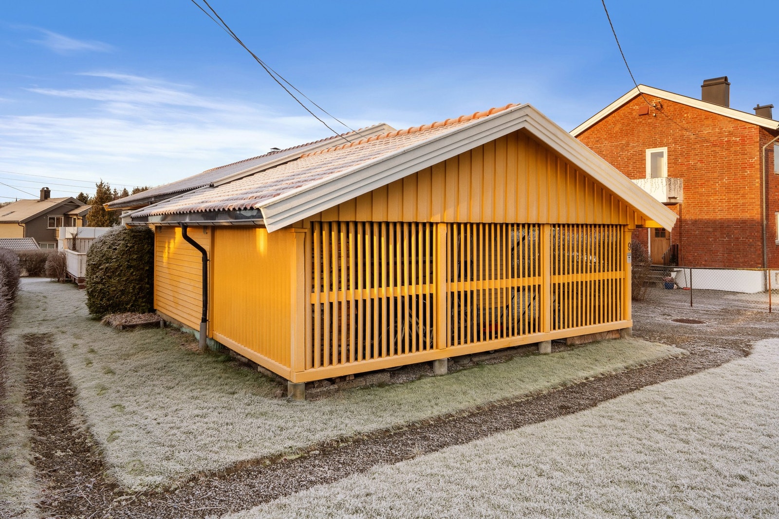 Det er både carport og garasje til huset Galleribilde