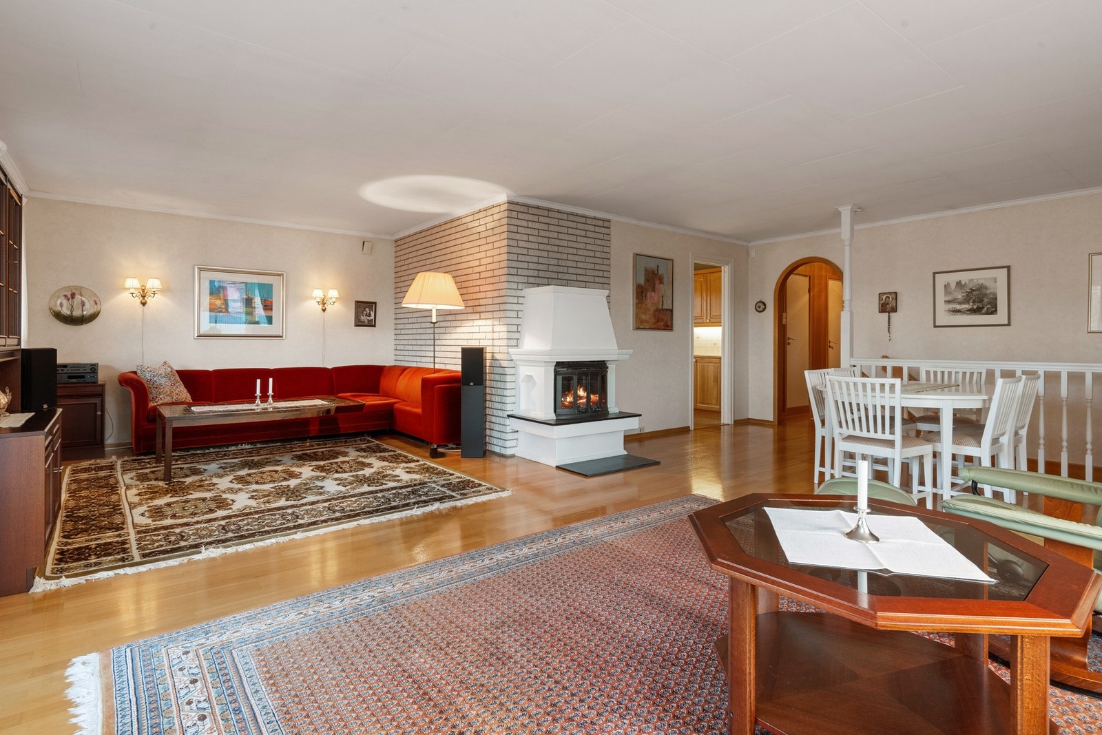 Boligen har en romslig stue med masse naturlig lysinnslipp Galleribilde