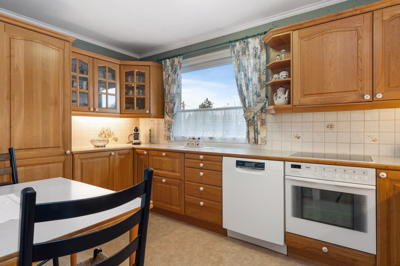 Boligen har et godt og romslig kjøkken Galleribilde