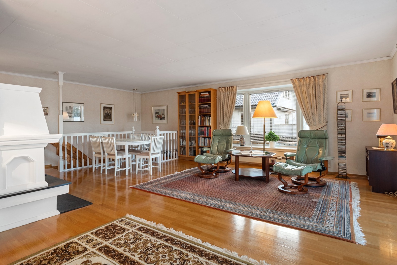 Det er god plass til både sofagruppe og spisegruppe og annet møblement Galleribilde