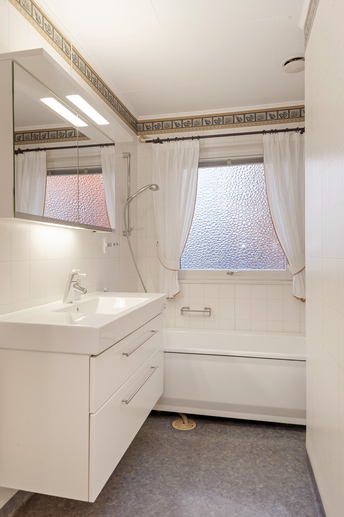 Badet er nøytralt og velholdt Galleribilde