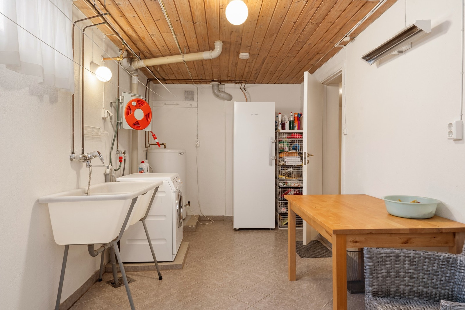 Det er et godt og stort vaskerom for en praktisk hverdag Galleribilde