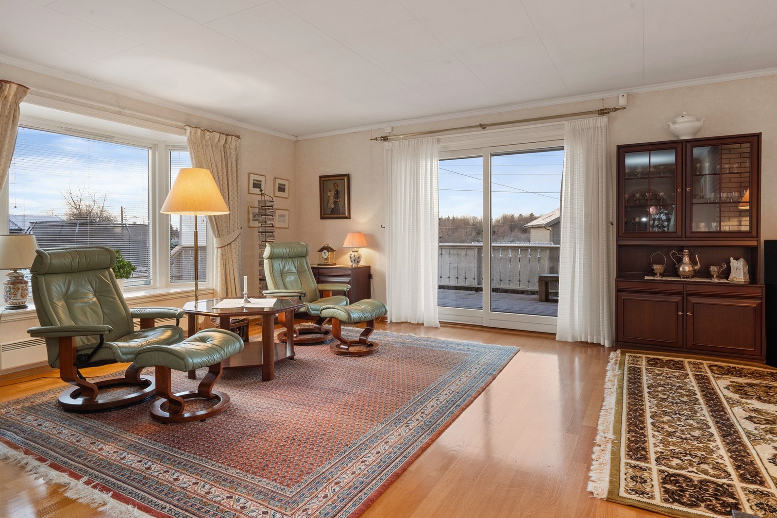 Det er utgang til stor veranda fra stuen Galleribilde