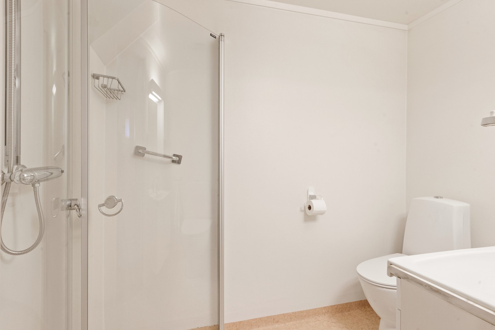 Badet i underetasjen er pent og velholdt Galleribilde