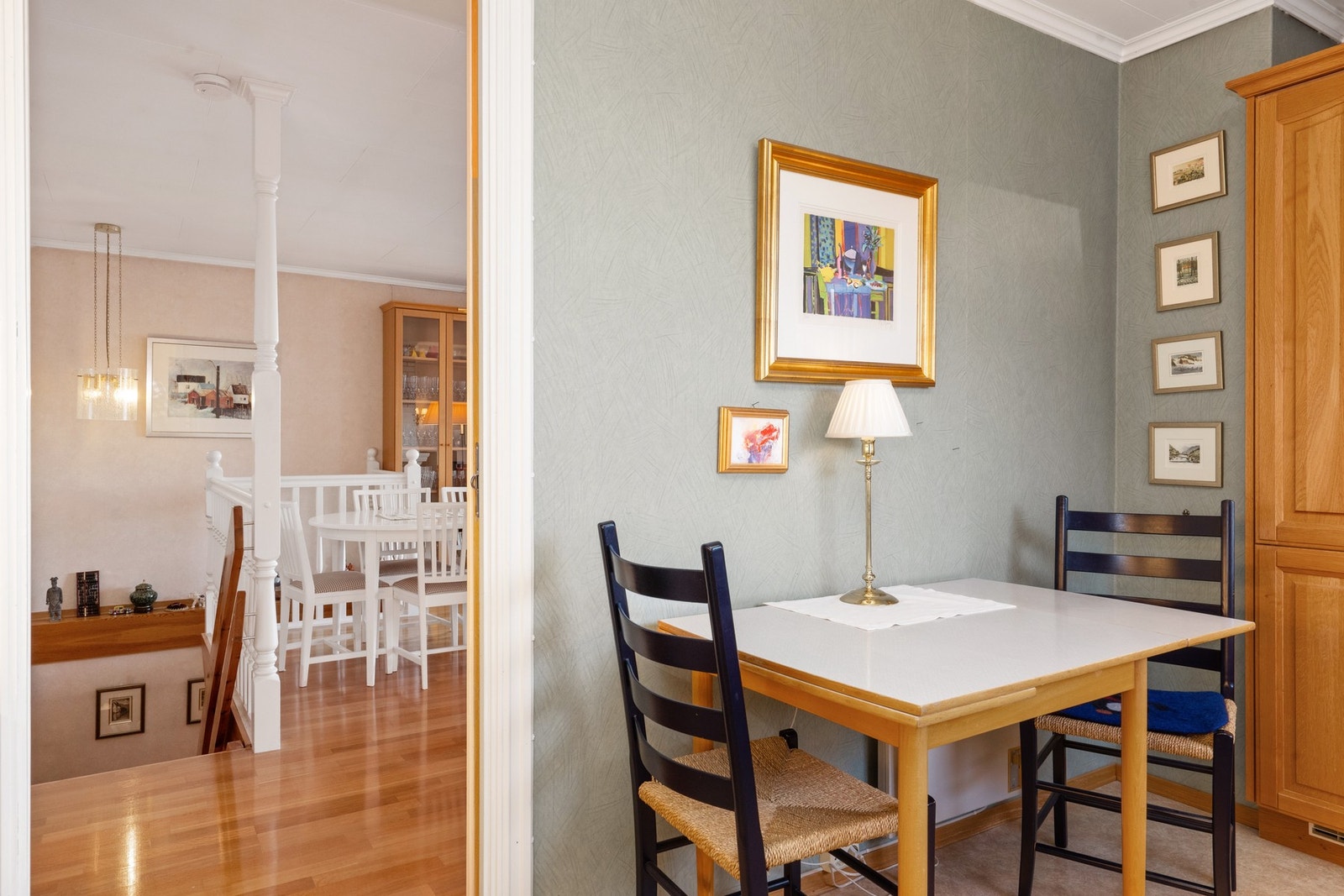 Det er plass til et frokostbord på kjøkkenet Galleribilde