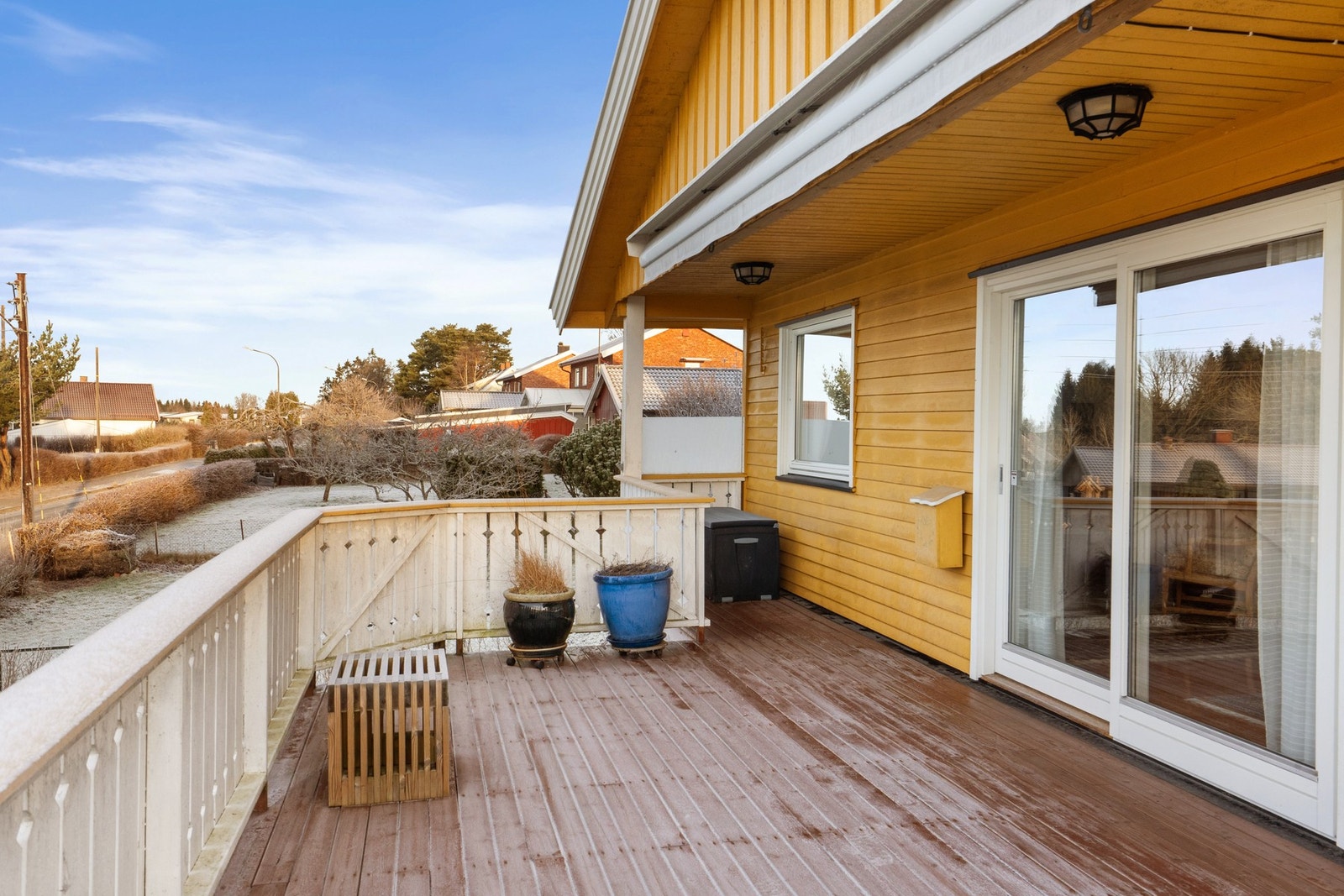 Uteplassen har god plass til ønsket møblering Galleribilde