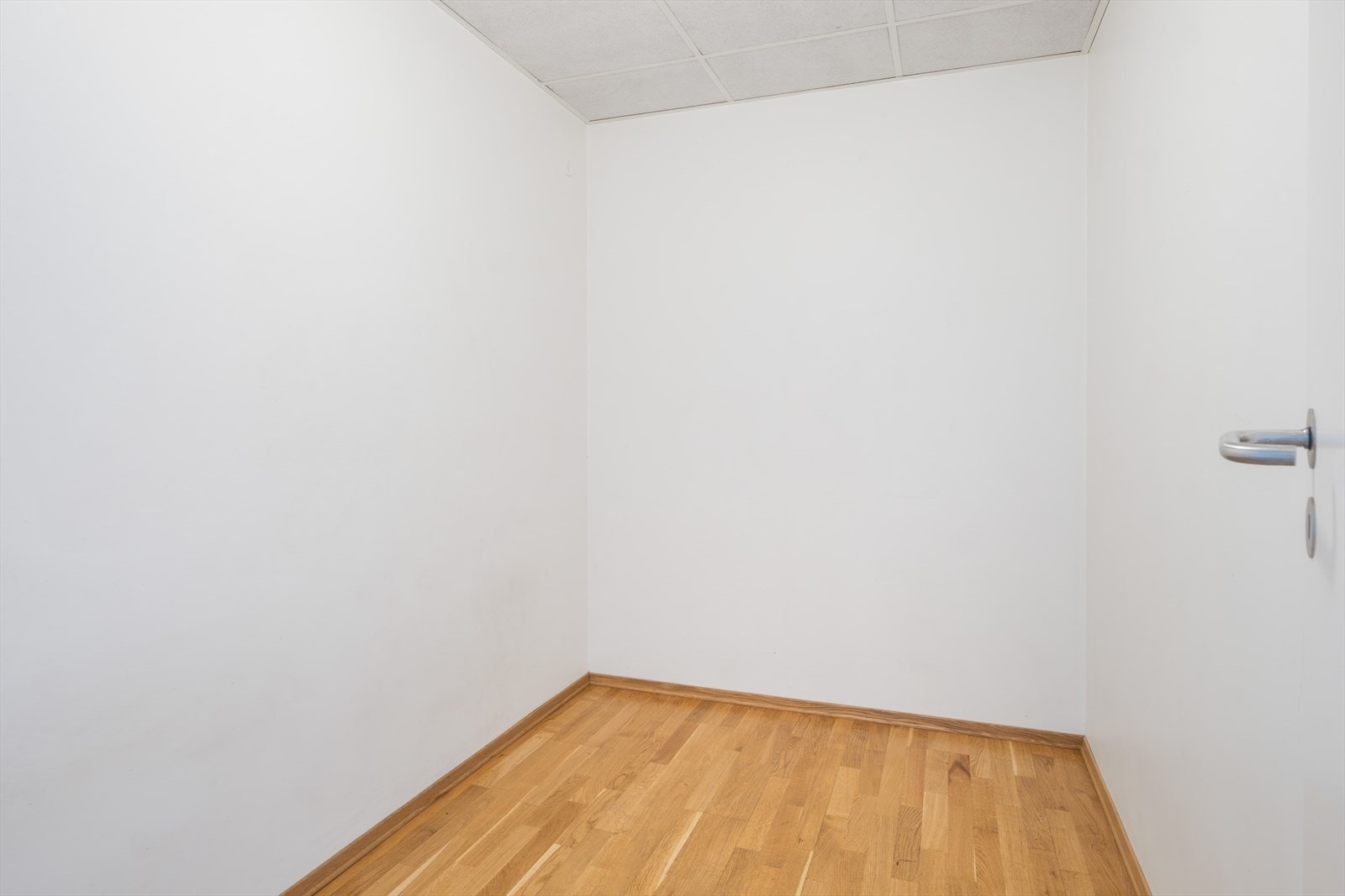 Walk-in-closet. Galleribilde