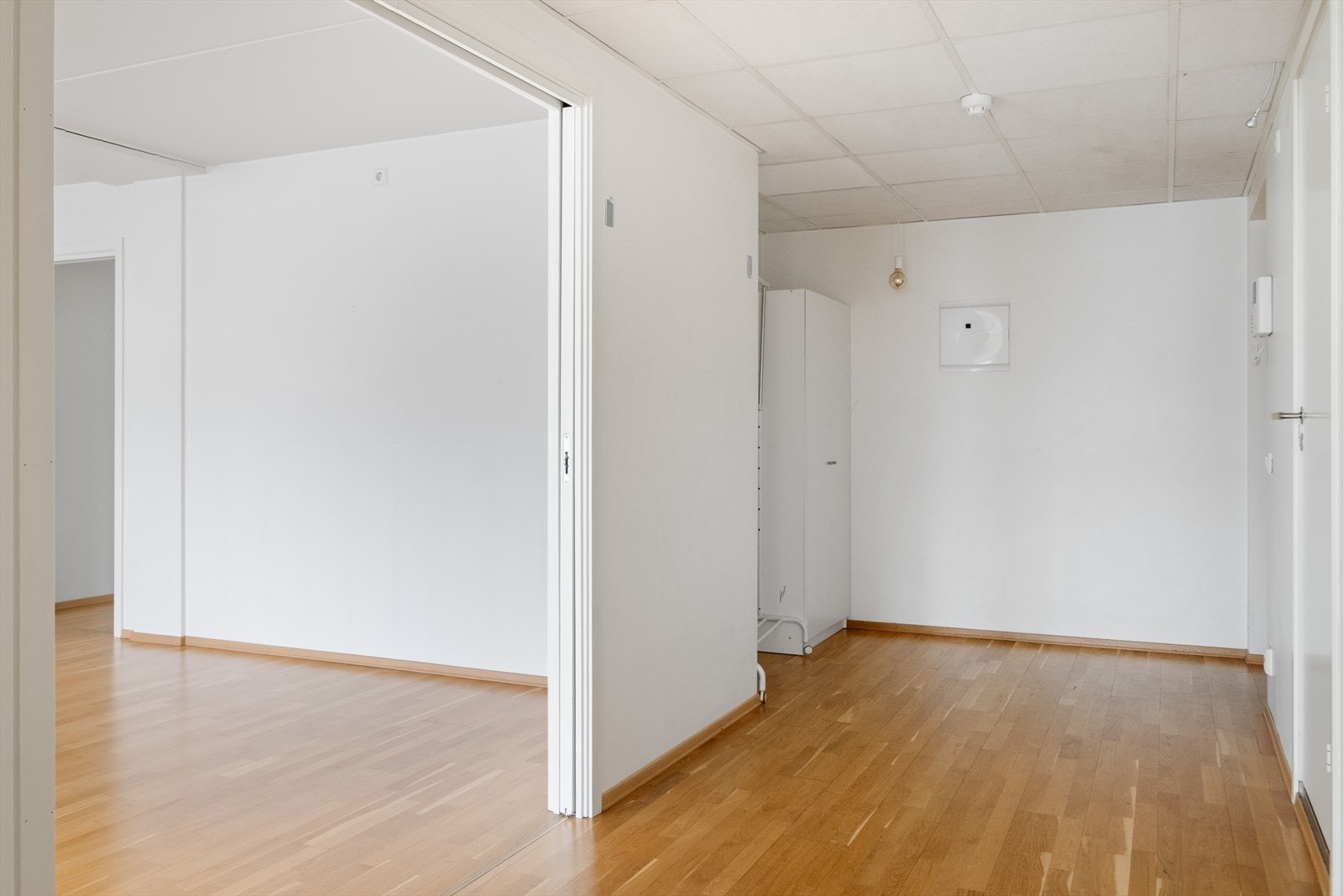 Garderobeskap med oppbevaring av ytterklær og sko. Galleribilde